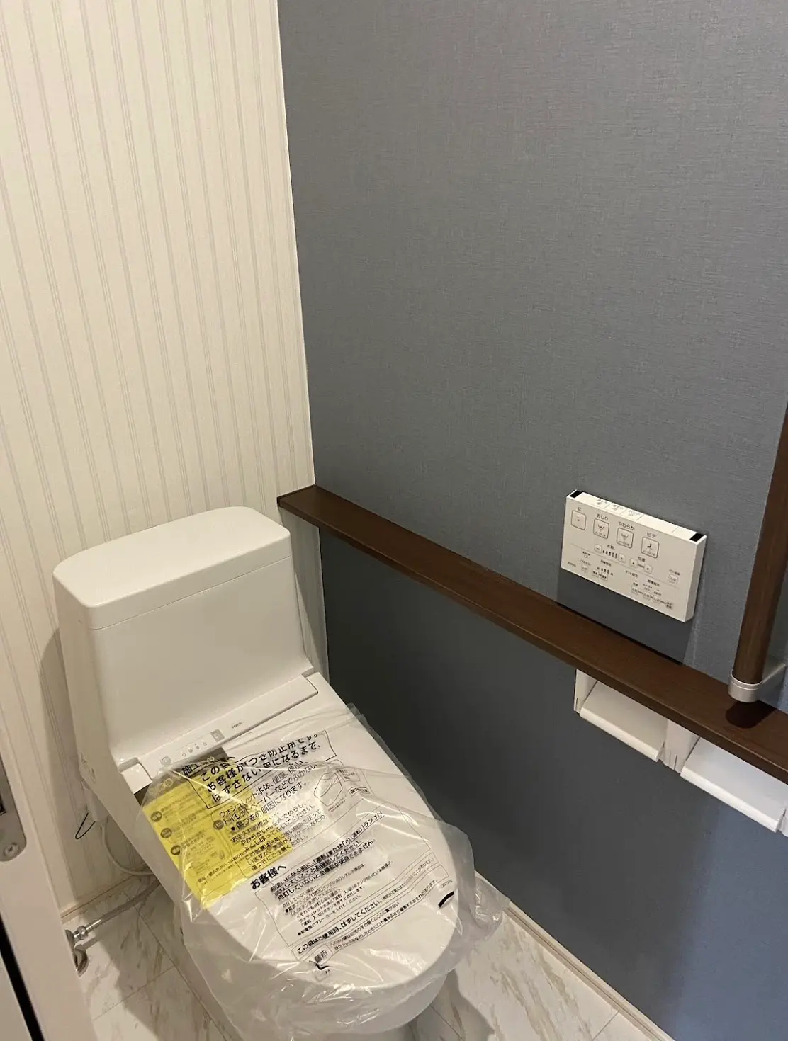 グレーと白い壁のトイレ