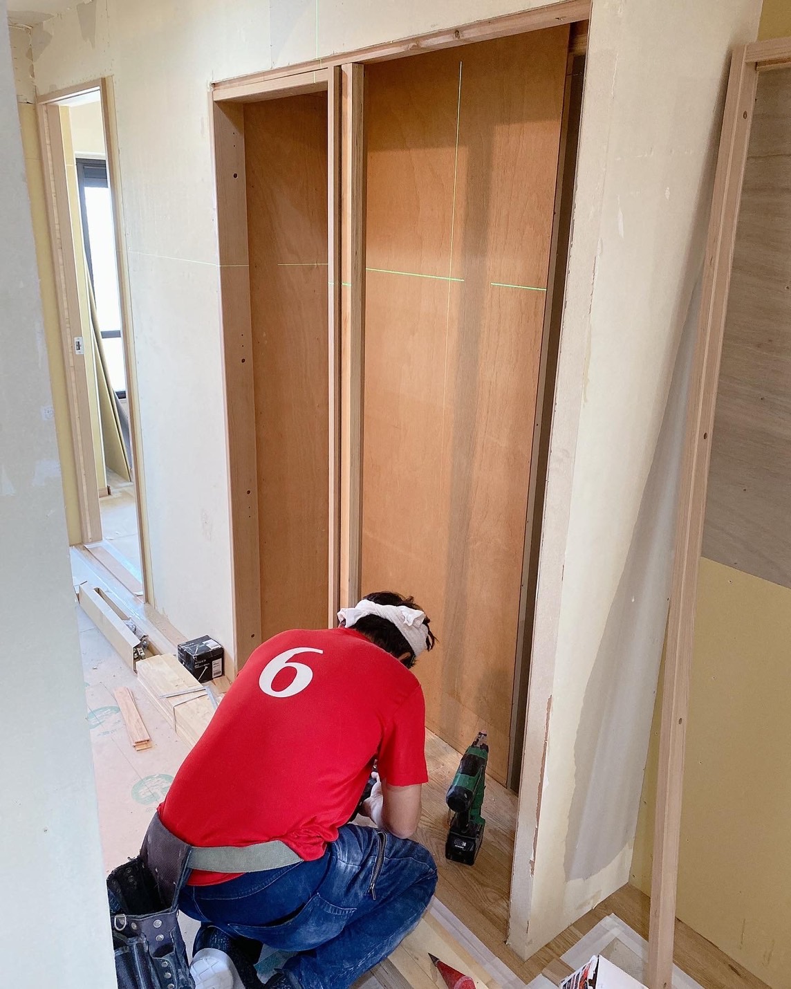 背中向いて作業中